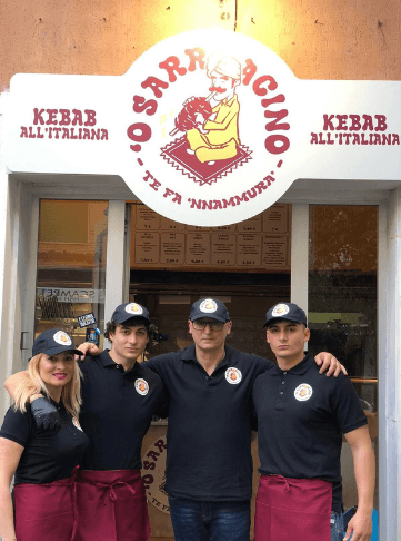 Il team di 'O Sarracino davanti al locale